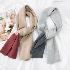 Sciarpe lunghe in maglia bicolore beige e grigio con spessa texture a coste su pizzo