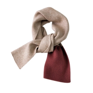 Sciarpa in maglia a coste bicolore beige e rosso scuro per il calore invernale