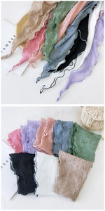 Détail de foulards plissés en coton et lin avec bords volantés en plusieurs couleurs