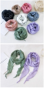 Détails de foulards en coton et lin plissés avec des bords ondulés décoratifs élégants