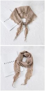 Détail du foulard froissé kaki clair avec bords ondulés blancs et texture douce raffinée