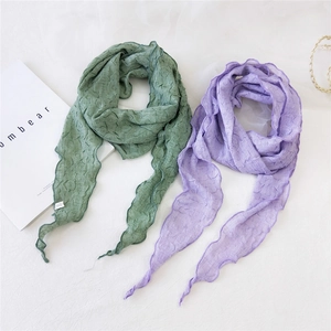 Écharpes en coton et lin plissées vert et violet avec bords ondulés sur fond épuré
