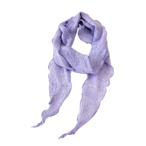 Écharpe élégante plissée en coton et lin lavande avec bords ondulés pour le printemps