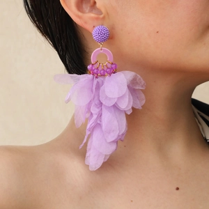 Boho-Ohrringe mit violetten Stoffblumen, Acrylringen und Perlen für Damen