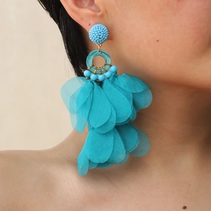 Nahaufnahme der blauen handgefertigten Stoffblumen-Ohrringe mit Perlen und Chiffon