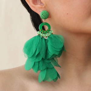 Auffällige grüne Stoffblumen-Ohrringe mit Schichten auf dem weiblichen Modell