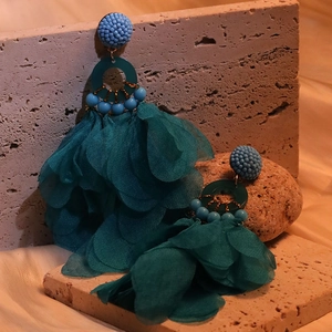 Detail von böhmischen Stoffblumen-Ohrringen mit blauen Perlen und grünen Blütenblättern