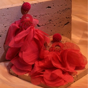 Detailansicht großer roter Stoffblumen-Ohrringe mit Quasten und Organza-Blütenblättern