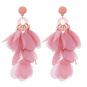 Details von rosa Stoffblumenohrringen mit geschichteten Chiffonblättern und Perlen