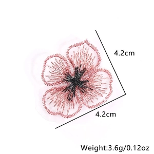 Détail d'un écusson fleur brodé de 4,2cm avec fil métallique et bordure rose brillant