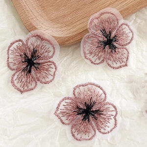 Trois patchs de fleurs brodés or rose sur tulle pour accessoires de vêtements DIY