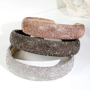 Détail de serre-têtes larges en strass, coloris or rose et argent, avec doublure antidérapante