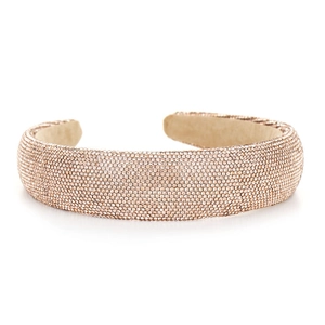 Vue détaillée d'un serre-tête de luxe en strass avec base en or rose et doublure douce