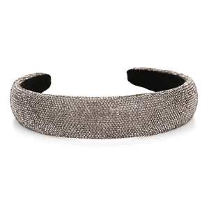 Détail du serre-tête large avec strass argentés denses et doublure en velours noir