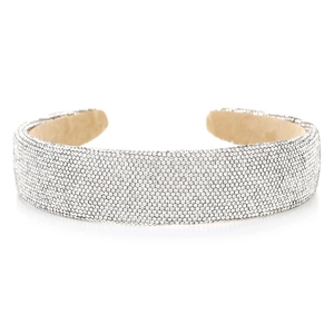 Détail macro du serre-tête large avec incrustation de strass et doublure en velours beige