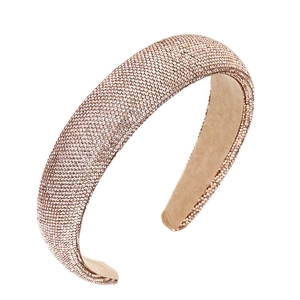 Détail d'un serre-tête large orné de strass champagne et doublure antidérapante