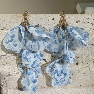 Détails de boucles d'oreilles en tissu floral bleu avec crochets dorés et cristaux brillants