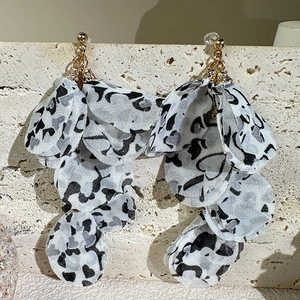 Vue détaillée de boucles d'oreilles pétales multicouches en tissu à motif léopard gris