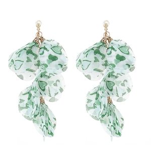Détails de boucles d'oreilles pompons en tissu avec cœurs verts et accents en strass dorés