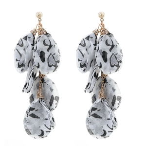 Détail de boucles d'oreilles à pompons longs avec pétales en tissu imprimé cœur