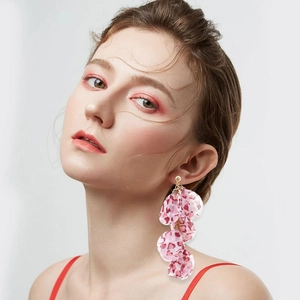 Boucles d'oreilles pendantes en pétales de tissu rose à motifs de cœur sur mannequin