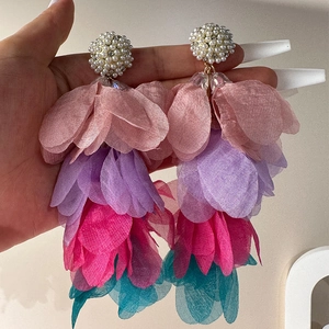 Boucles d'oreilles pendantes à pampilles de pétales faites main avec perles pour fêtes