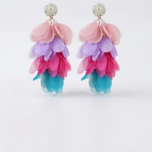 Boucles d'oreilles pendantes à pampilles en pétales d'organza et perles blanches