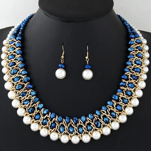 Set elegante dorato multistrato con perle, cristalli blu e orecchini coordinati