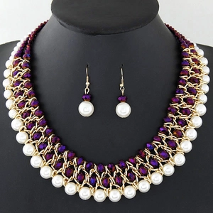 Set di gioielli multistrato con perle e cristalli viola su espositore nero elegante