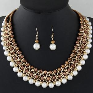 Elegante set di collana dorata a strati e orecchini con perle marroni e bianche