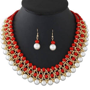 Set elegante con collana multistrato e orecchini, perle rosse e catene color oro