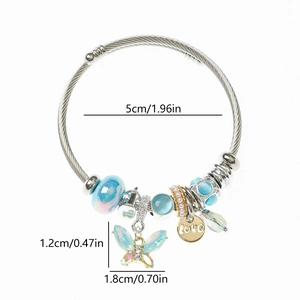 Détail du bracelet réglable avec perles en verre bleu et breloque papillon en strass