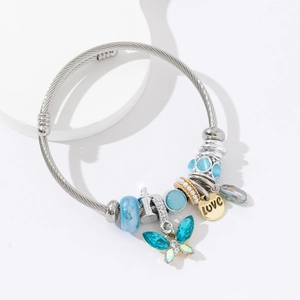 Bracelet jonc ajustable en acier inoxydable avec papillon bleu et pendentifs charms