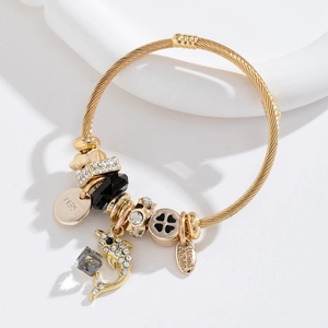 Bracelet spirale doré ajustable avec dauphin en cristal et divers pendentifs élégants