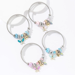 Ensemble de quatre bracelets à breloques avec papillons, perles et gravure LOVE