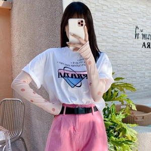 Women cooling sun protection sleeves with strawberry print and pink gradient effect