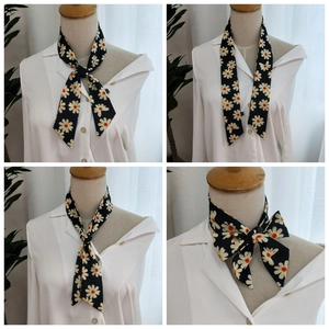 Détails montrant quatre façons de nouer un foulard étroit en soie à motif marguerite