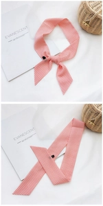 Détail d'un foulard vichy rouge avec coutures soignées à plat et en noeud