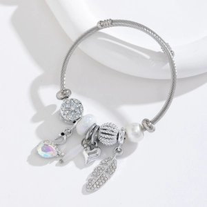 Bracelet en acier inoxydable argenté avec pendentifs cygne et cœur sur présentoir