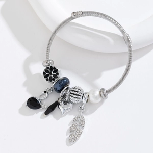 Bracelet jonc ouvert en acier argenté avec pendentifs plume, cygne et perle