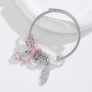Bracelet jonc en acier argenté avec breloques fleurs roses et pendentifs perles