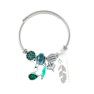 Bracelet en acier argenté avec pendentifs cygne vert et feuilles sur fond blanc pur