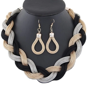 Set collana in maglia metallica intrecciata a tre toni e orecchini a goccia coordinati