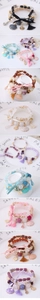 Detalle de la pulsera de varias capas con cuentas, colgantes de concha, borlas y monedas