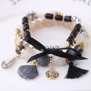 Set de pulseras multicapa bohemias con colgante de concha y lazo de cinta negra