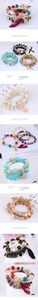 Gros plan de bracelets bohèmes multicouches avec main de Fatma et breloques plumes