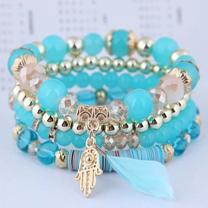 Bracelet multicouches bohème avec perles bleues, main de Hamsa et pendentif plume