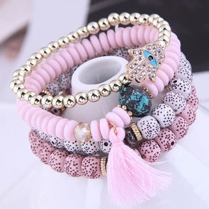 Bracelet multicouche style bohème avec pendentif main de Hamsa et pompons roses