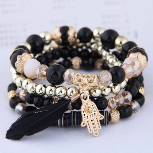 Set de bracelets multicouches bohèmes avec perles noires et breloques Main de Fatma dorées