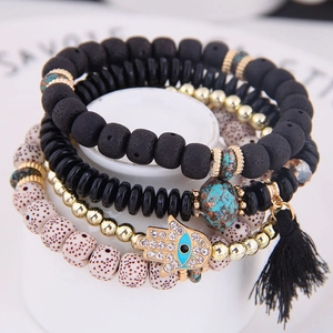 Bracelet bohème multicouche avec main de Hamsa, pierres de lave et pompon en soie